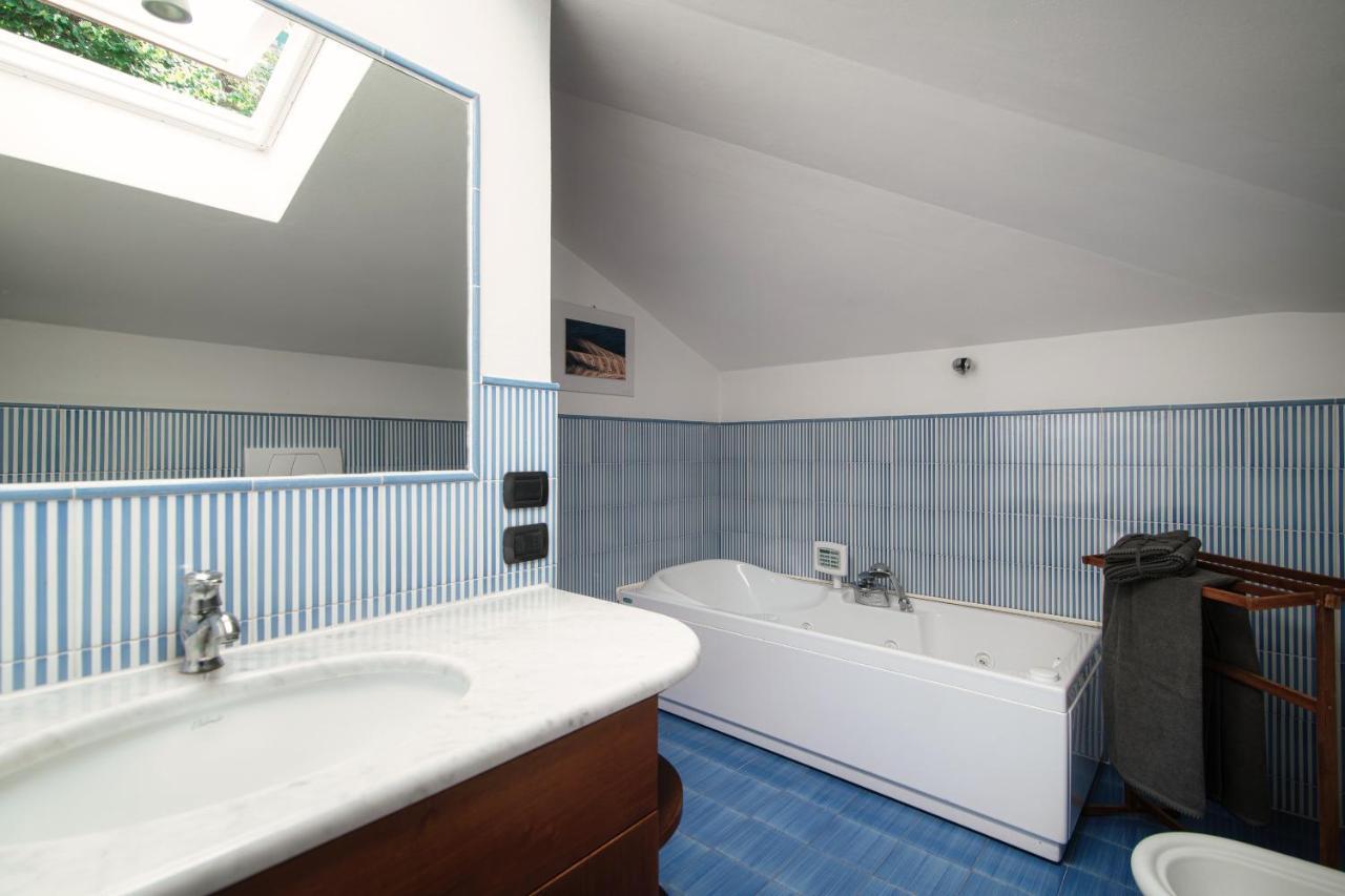 I D'A Charming Penthouse - Lake View- Como- House-130 Mt-2 Double Bedrooms And 2 Double Bathrooms A Spacious Living Room-Full Equipped Kitchen-Private Garden And Terrace-Private Covered Parking Esterno foto