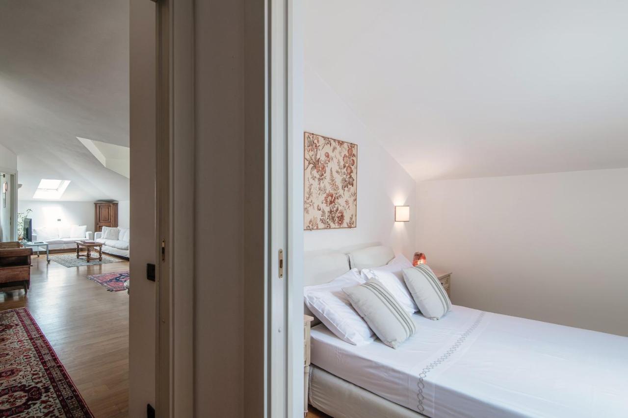 I D'A Charming Penthouse - Lake View- Como- House-130 Mt-2 Double Bedrooms And 2 Double Bathrooms A Spacious Living Room-Full Equipped Kitchen-Private Garden And Terrace-Private Covered Parking Esterno foto